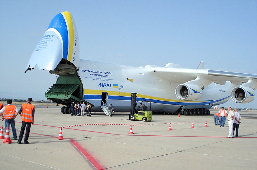Украинский самолет "Мрия" перевез за один рейс 182 тонны груза, в том числе - 155-тонную электротурбину 1