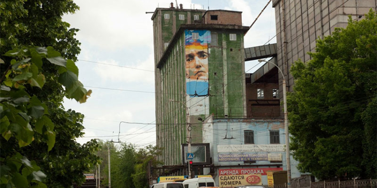 В Запорожье на стене элеватора нарисовали огромный портрет Савченко