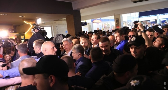 Бойко с Новинским улетят обратно. Молебен проведут в аэропорту, где их заблокировали активисты