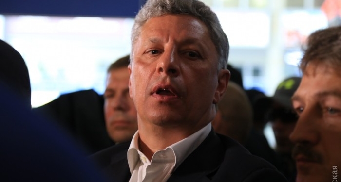 Бойко с Новинским улетят обратно. Молебен проведут в аэропорту, где их заблокировали активисты