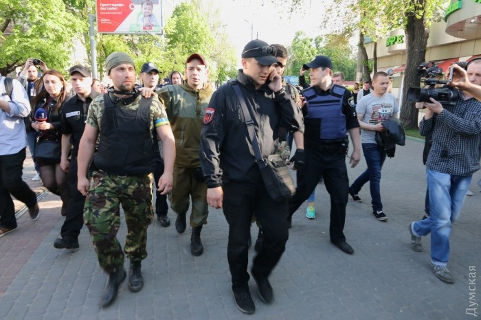 В Одессе полиция задержала провокаторшу с листовками 1