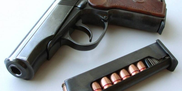 В Каховке офицер хотел похвастать перед официантками умением обращаться с оружием, но застрелил сам себя