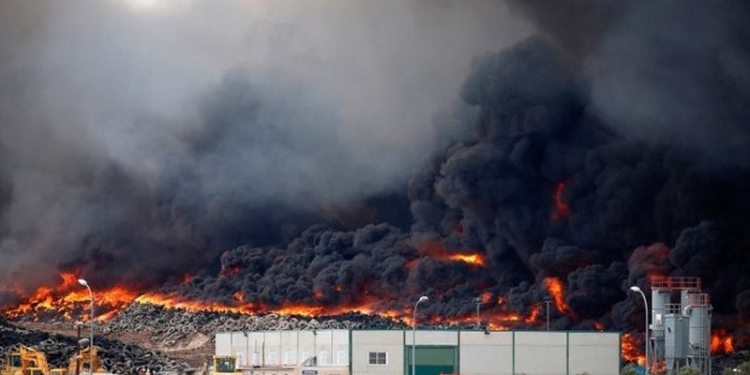 В Испании горит огромное кладбище покрышек: ядовитое облако движется к Мадриду