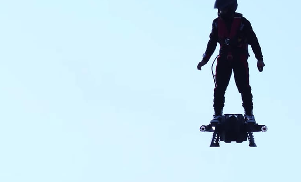 Выше, дальше, сильнее. Француз с персональным реактивным двигателем установил новый рекорд дальности полета