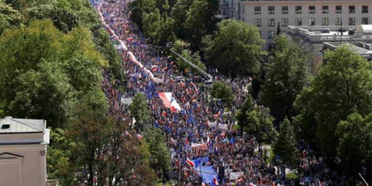 Около 250 тысяч поляков вышли на антиправительственный протест в Варшаве