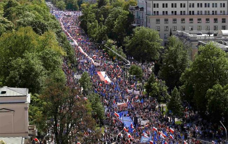 Около 250 тысяч поляков вышли на антиправительственный протест в Варшаве 1