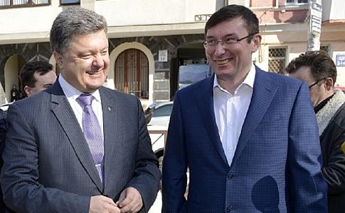 Порошенко молниеносно подписал “закон под Луценко”