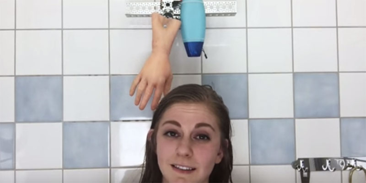 Изобретательница смастерила очень смешного робота для мытья головы