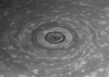 Получены снимки грандиозной полярной бури на Сатурне