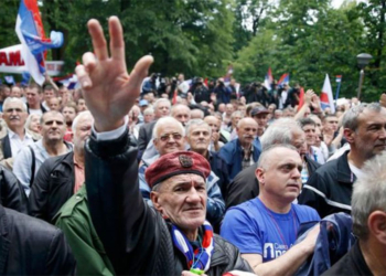 Тысячи сербов вышли на демонстрации в Боснии и Герцеговине