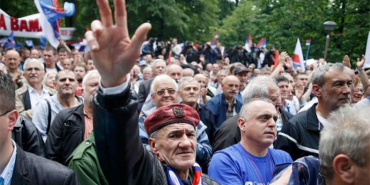 Тысячи сербов вышли на демонстрации в Боснии и Герцеговине