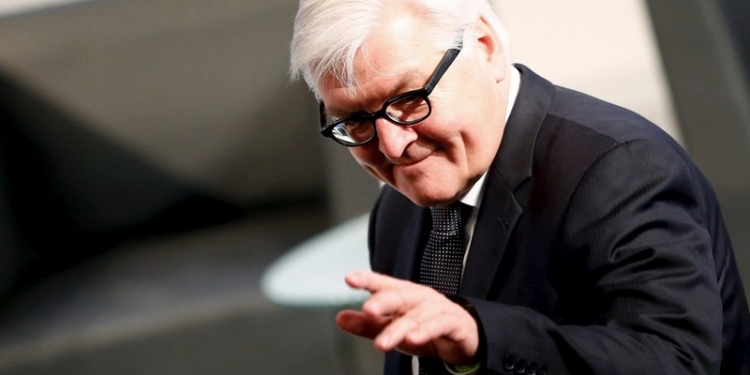 Штайнмайер предлагает поэтапное снятие санкций с РФ за уступки на Донбассе