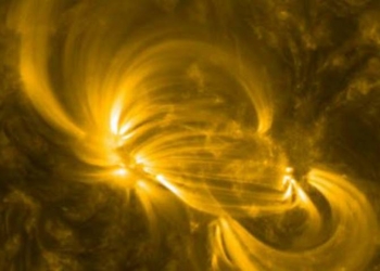 NASA опубликовало видео образования арок на Солнце