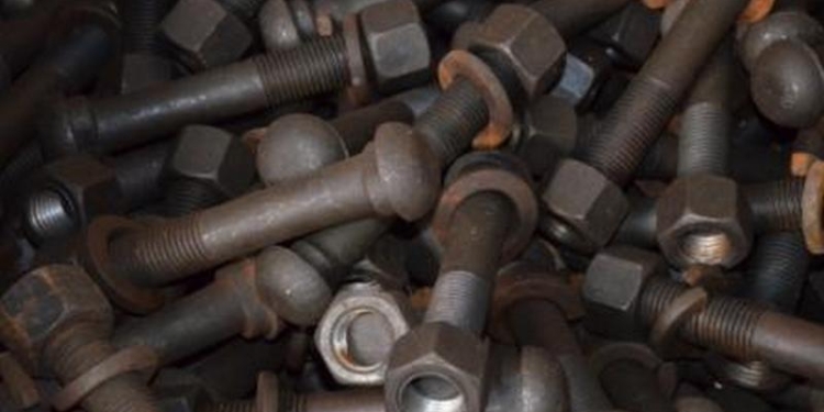 В одну ночь на железной дороге в Николаевской области похитили приличное количество стыковых болтов