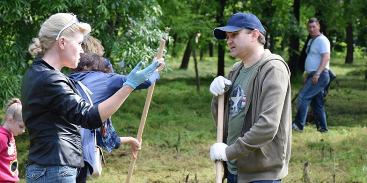 Николаевский  губернатор вместе с чиновниками и активистами убирает парк “Победа”