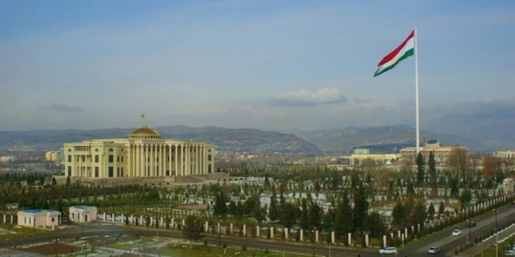 В Таджикистане власти отменили последний звонок в школах