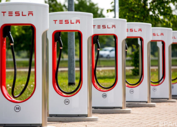 Tesla откроет в Украине три зарядные станции