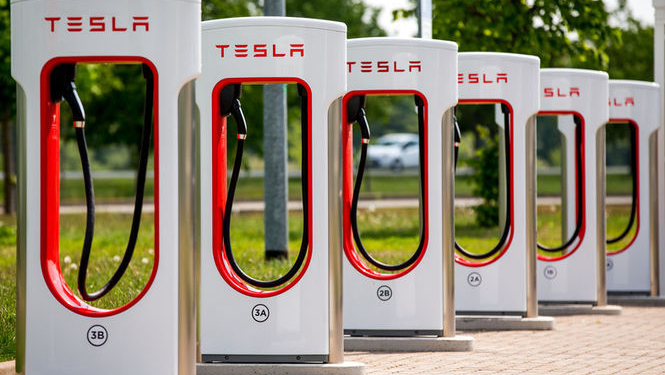 Tesla откроет в Украине три зарядные станции