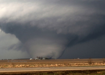 В США сняли на видео мощный торнадо, убивший двух человек