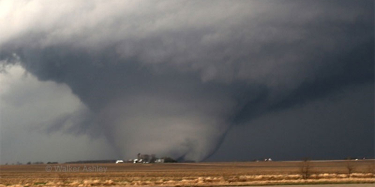 В США сняли на видео мощный торнадо, убивший двух человек