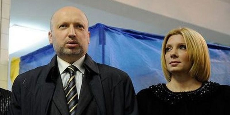 На жену Турчинова неизвестный напал с ножом прямо в институте, где она работает