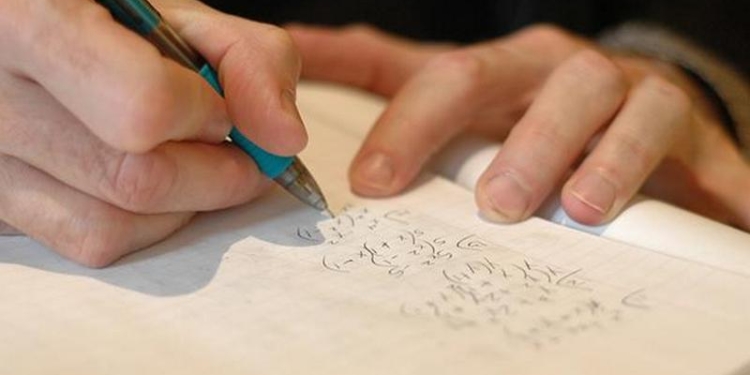 Удар в спину школьной алгебре: мобильное приложение, которое решает рукописные уравнения