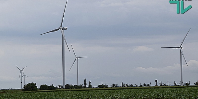 В Николаевской области станет больше  ВЭС: Мериков и Козырь заложили первый камень “Ветряного парка Причерноморский”