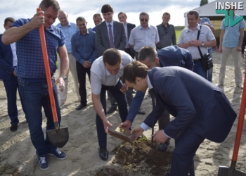 В Николаевской области станет больше  ВЭС: Мериков и Козырь заложили первый камень “Ветряного парка Причерноморский”