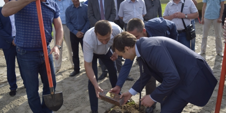 В Николаевской области станет больше  ВЭС: Мериков и Козырь заложили первый камень “Ветряного парка Причерноморский”