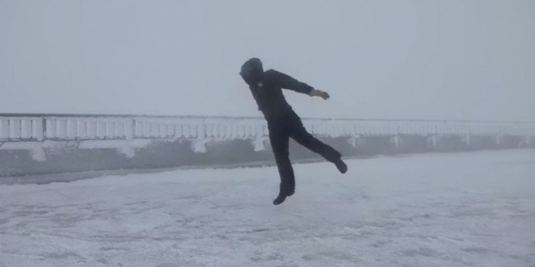 Человек против ветра скоростью 175 км/ч