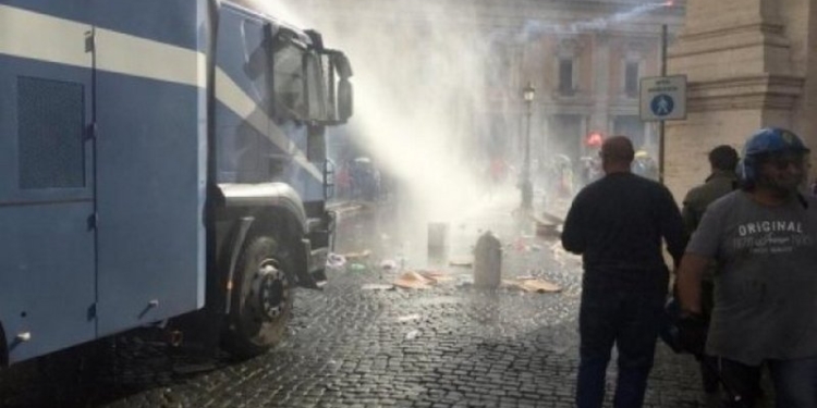 В Риме полиция водометами разогнала протестующих против жилищной политики