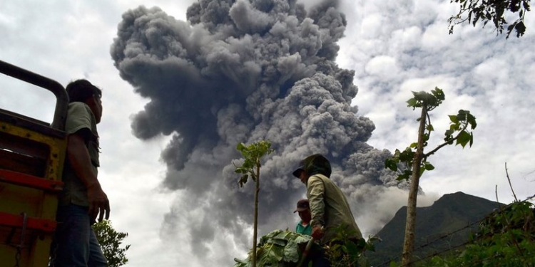Извержение вулкана в Индонезии привело к гибели семи человек