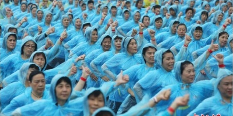 Танцующие под дождем: 30 тысяч китаянок попали в книгу рекордов Гиннеса