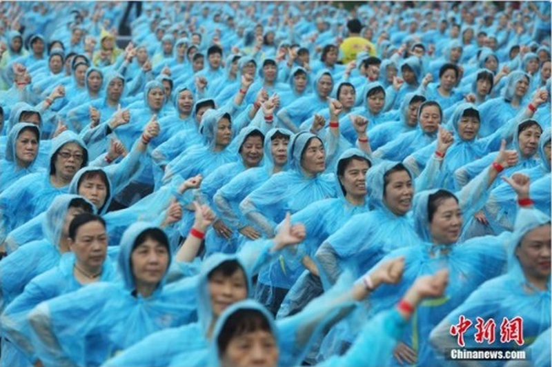 Танцующие под дождем: 30 тысяч китаянок попали в книгу рекордов Гиннеса 2