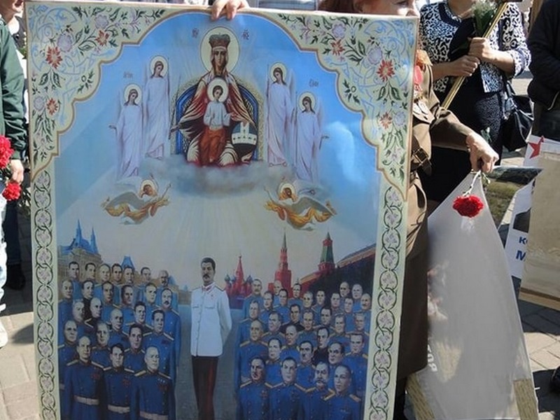 В центр Киева принесли икону со Сталиным 5