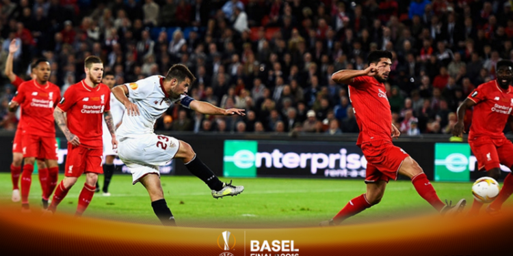 «Севилья», обыграв в финале «Ливерпуль», в третий раз подряд выиграла Лигу Европы