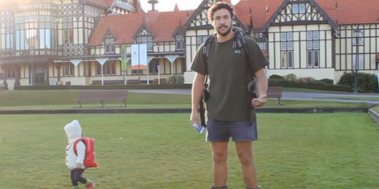 Опытный отец из Новой Зеландии рассказал о 10 способах путешествовать с ребенком