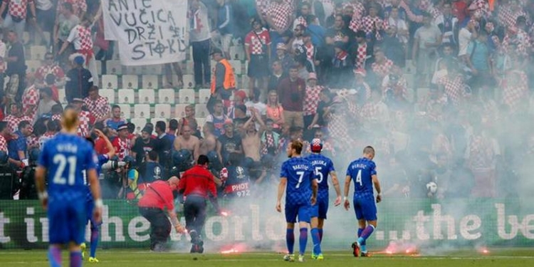 УЕФА начал дисциплинарное расследование против Хорватии и Турции за файера болельщиков на стадионах