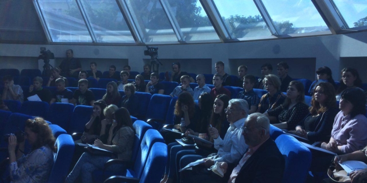 В Сумах радикалы напали на предпринимателей со слезоточивым газом