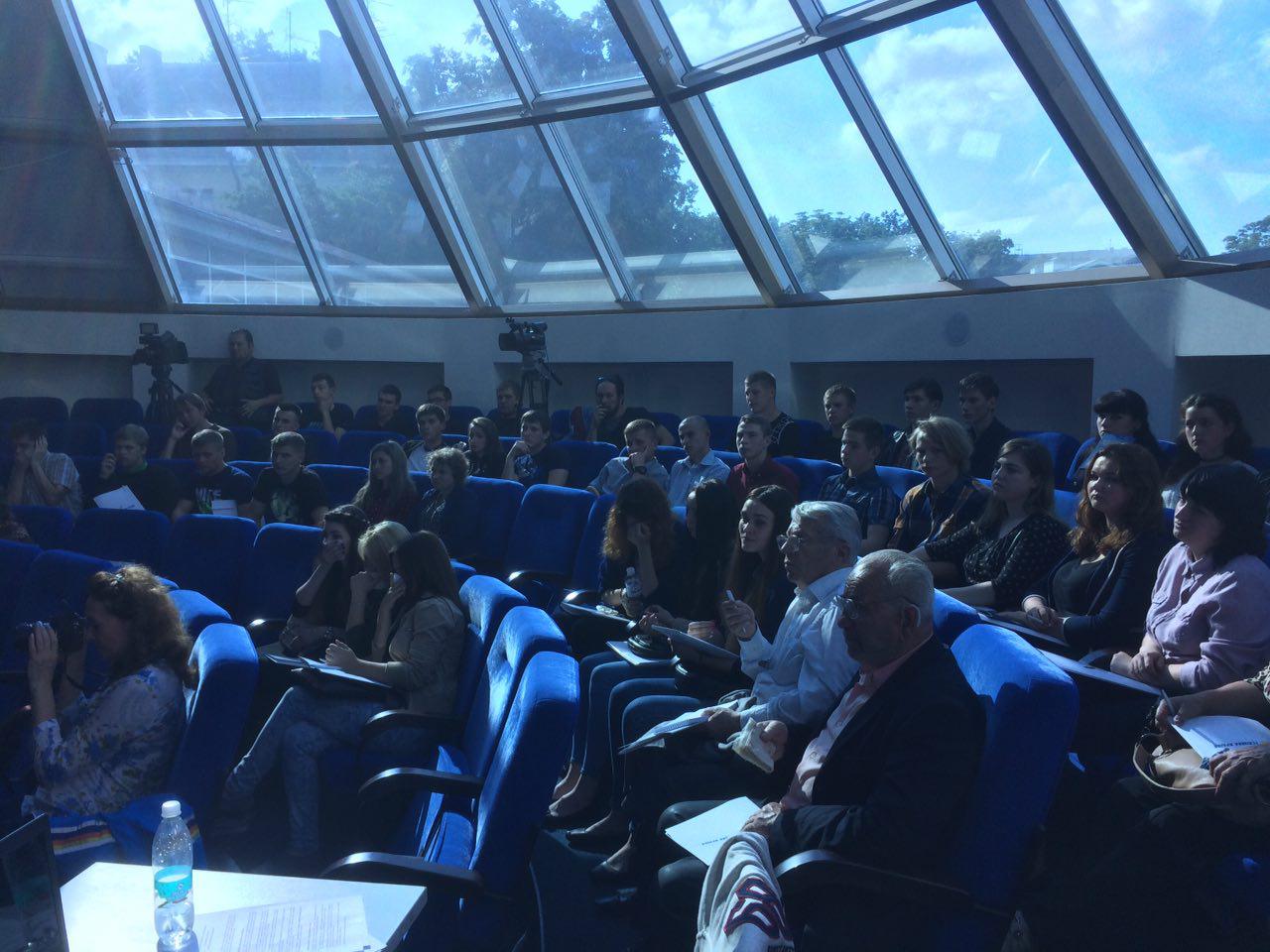 В Сумах радикалы напали на предпринимателей со слезоточивым газом