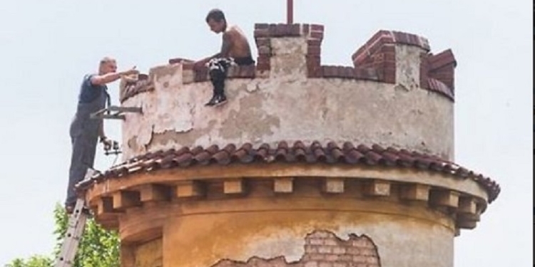 В Праге латвиец забрался на башню, ждал дракона и бросал в прохожих кирпичи