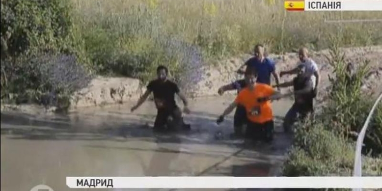Если дожди не прекратятся, то и нам скоро так надо будет: в Испании Международный день грязи отметили необычным марафоном