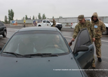 Жители Макеевки и Донецка везли на неподконтрольную территорию пневматическое оружие и литературу военного содержания