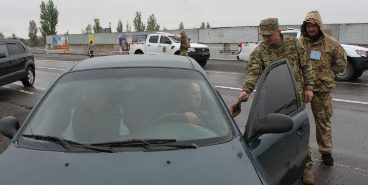 Жители Макеевки и Донецка везли на неподконтрольную территорию пневматическое оружие и литературу военного содержания