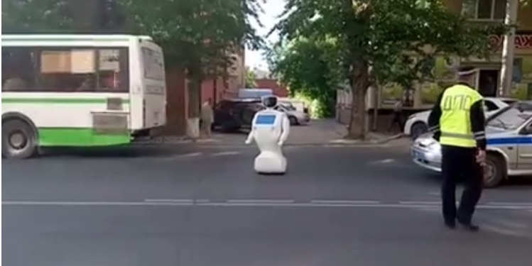 В России с испытательного полигона сбежал робот и устроил на дороге пробку