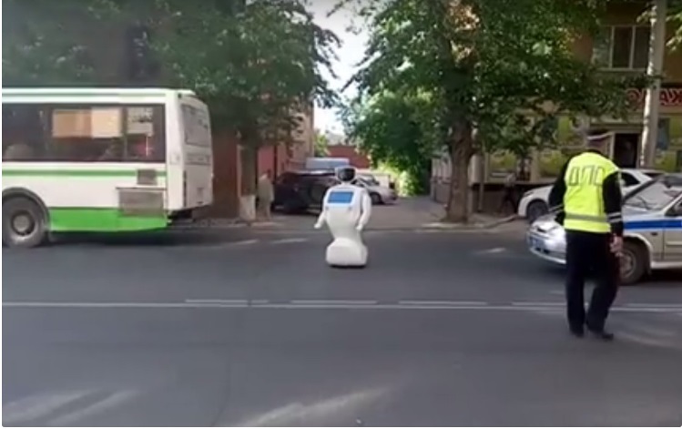 В России с испытательного полигона сбежал робот и устроил на дороге пробку 1