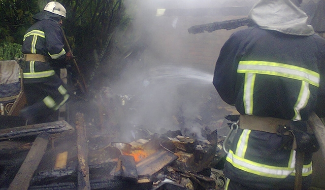 В Вознесенском районе удалось потушить хозпостройку и не дать загореться соседней