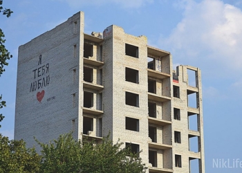 В Николаеве в недостроенной многоэтажке на пр.Героев Украины (Героев Сталинграда) снова погиб подросток