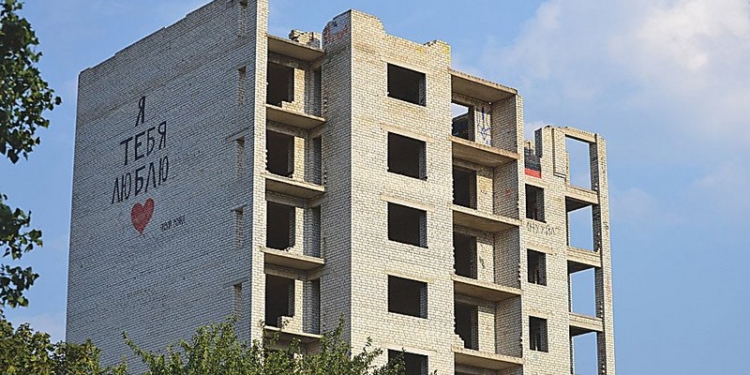 В Николаеве в недостроенной многоэтажке на пр.Героев Украины (Героев Сталинграда) снова погиб подросток