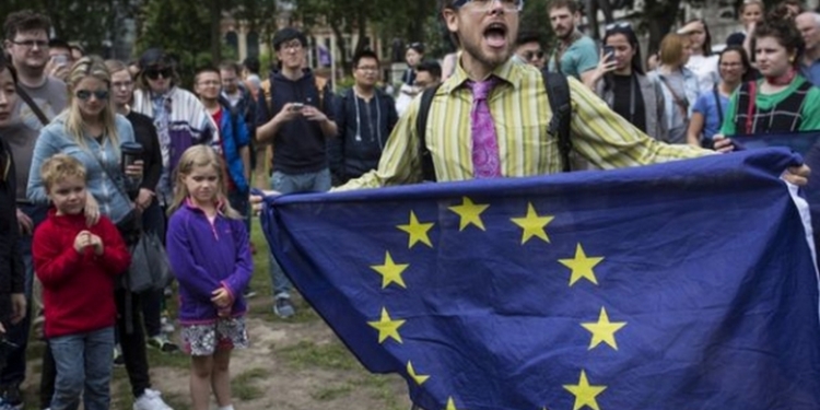 “Вы украли наше будущее”: Крупные города Британии охватили митинги после Brexit